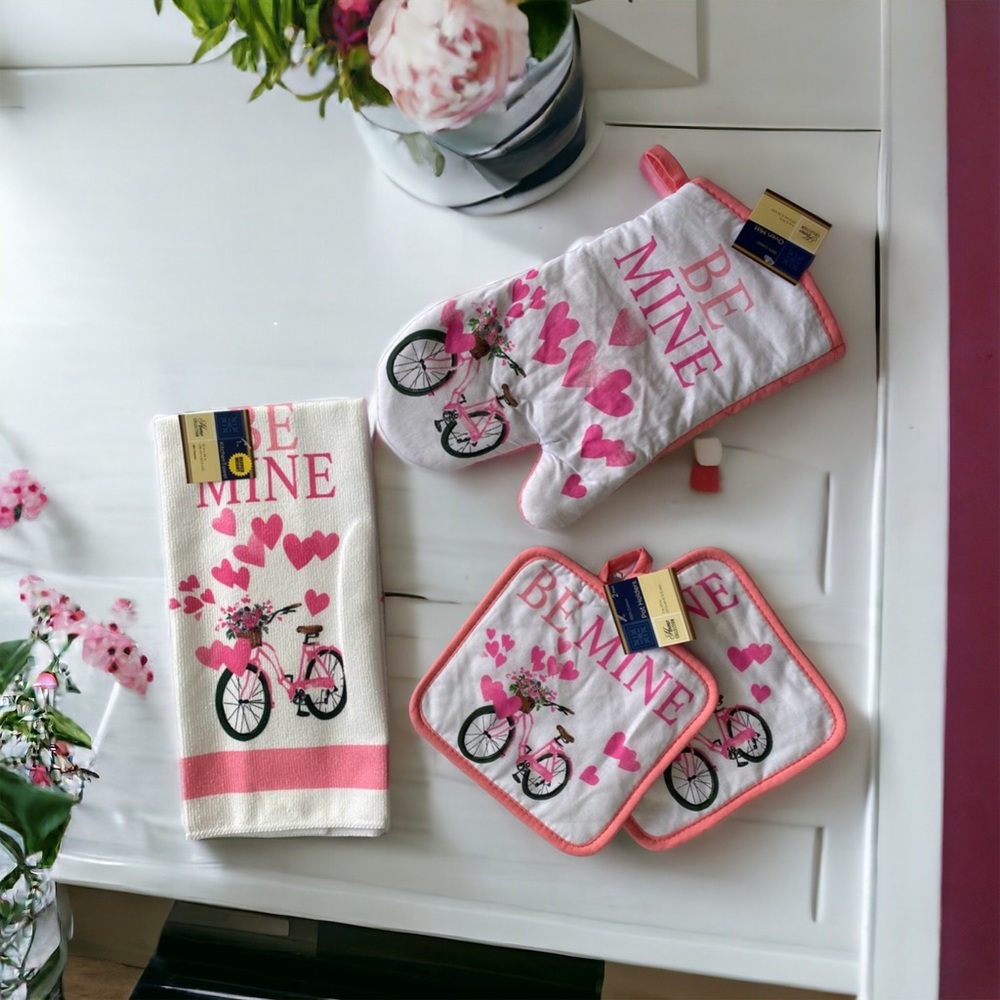 Home Collection Valentine’s Be Mine White With Pink Bike Hearts‎ Kitchen Set